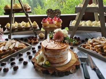 Hochzeitstorte Birke mit Sweet Table